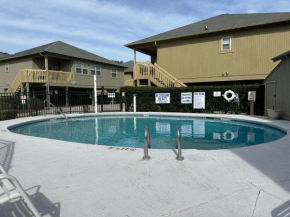 2 BR Beach Cottage - 2 min to Beach - Beach Towels